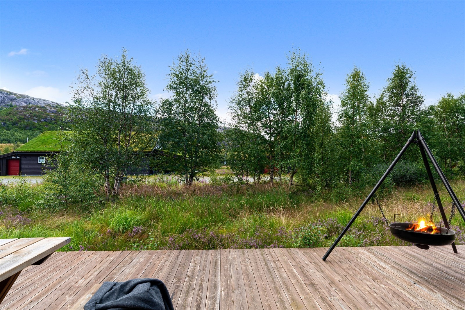 Fra terrassen er det åpent utsyn til naturen og fjellene rundt Galleribilde