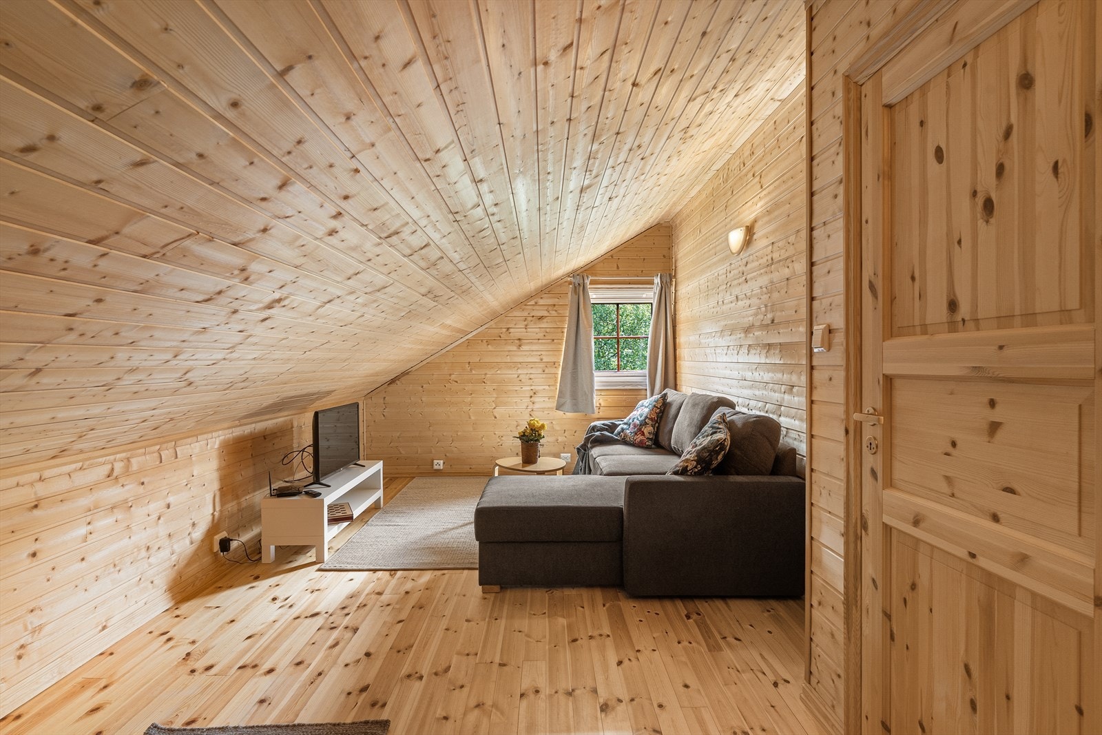 Loftstuen har plass til sofagruppe og gir et ekstra oppholdsrom. Galleribilde