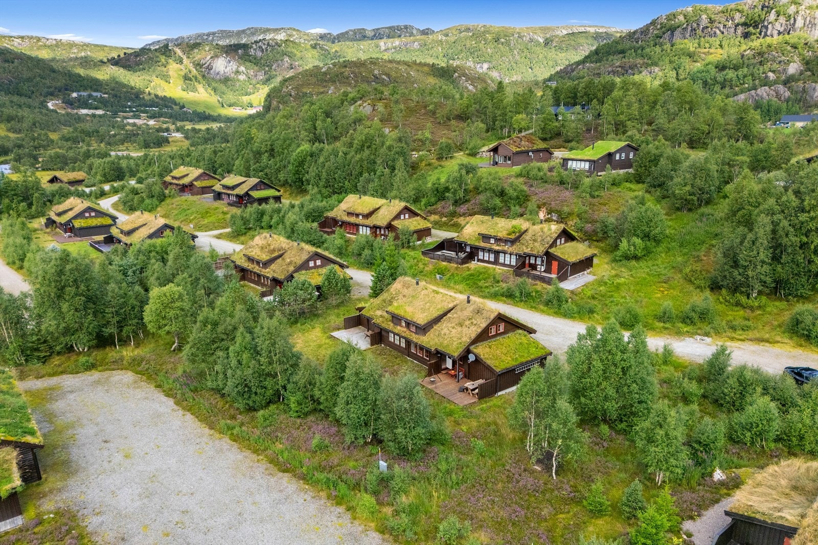 Her har du flotte turmuligheter i fjellet rett utenfor døren, sommer som vinter. Galleribilde