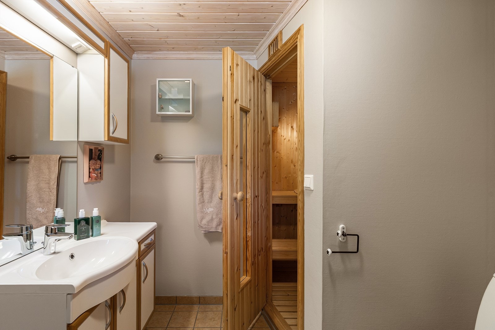 Badet er innredet med servant, toalett og har direkte adkomst til egen badstue. Galleribilde