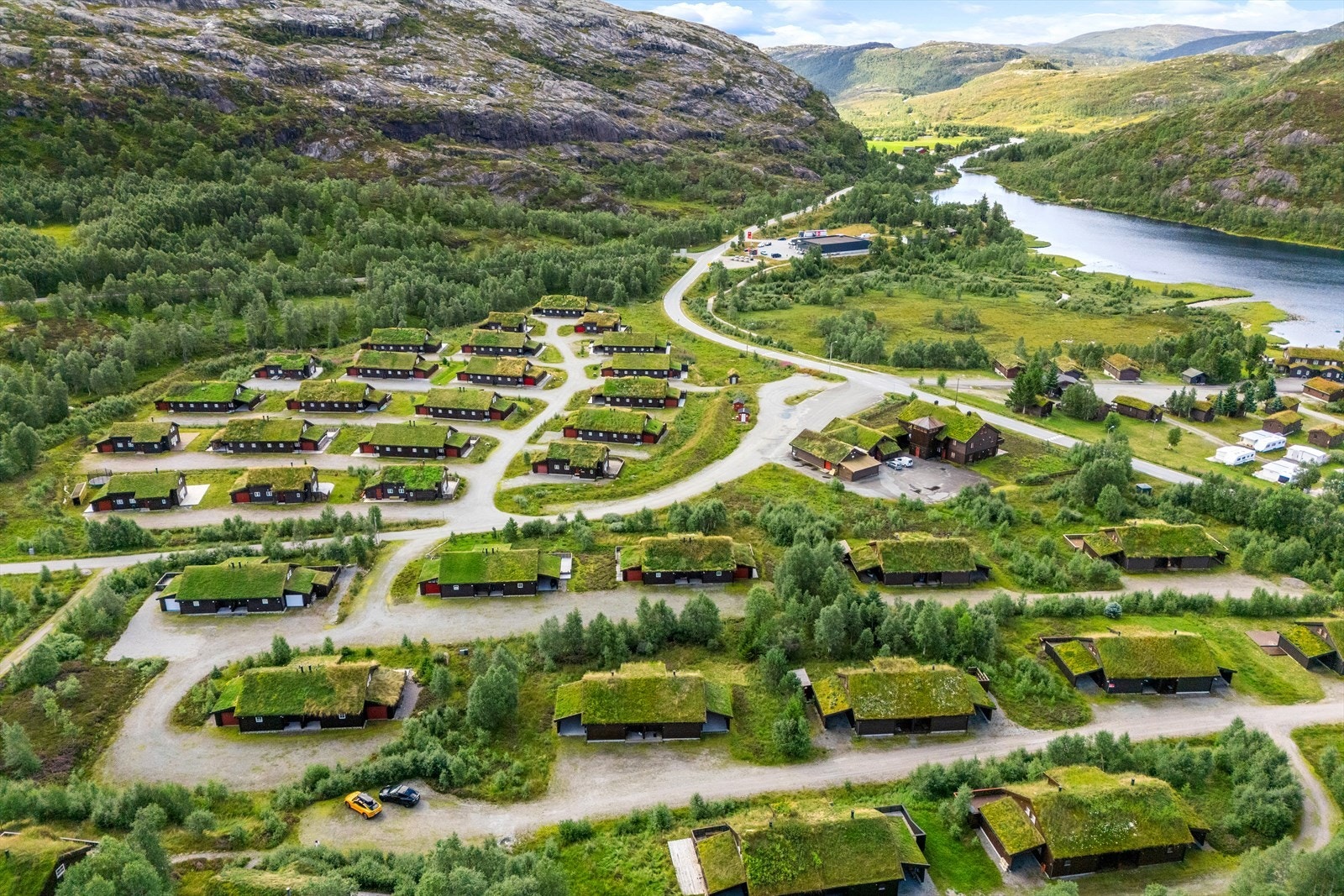 Oversikt over hyttefeltet på Suleskard, med nærhet til både fjell og vann. Galleribilde