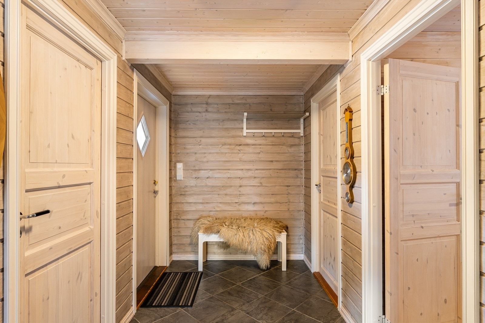 Romslig entré med plass til å henge fra seg yttertøyet. En innvendig bod ligger også tilknyttet gangsonen Galleribilde