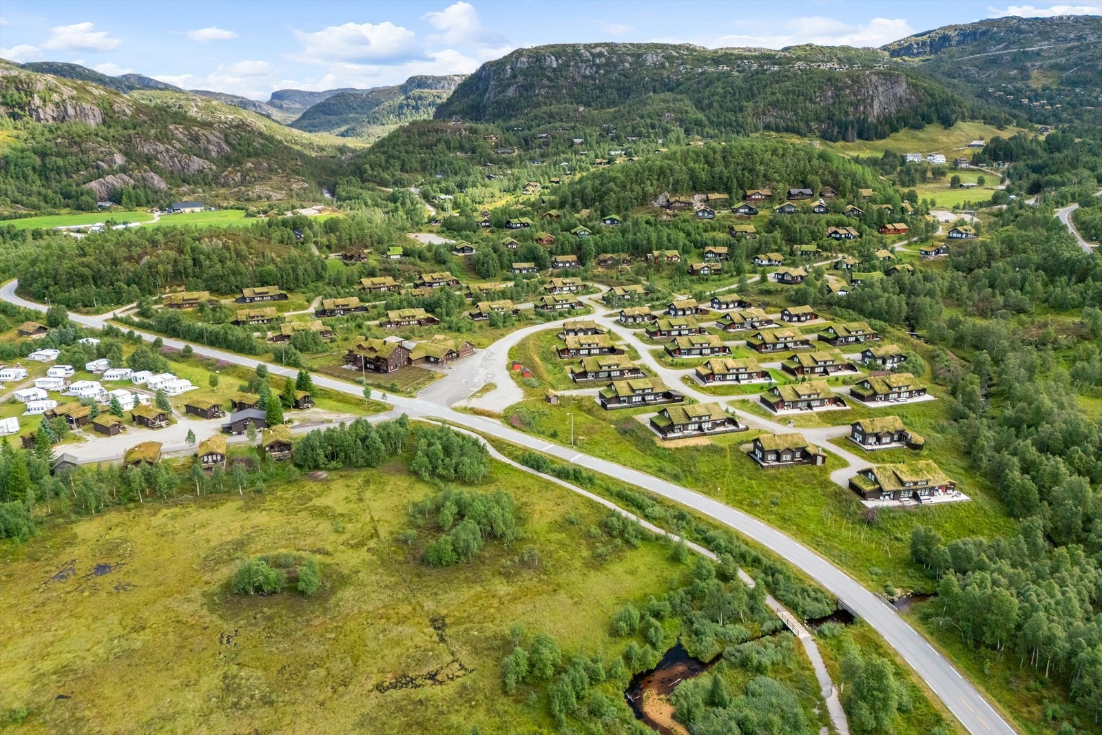 Den søndagsåpne Joker Fjellbutikken ligger kun 700 meter fra hytta. Galleribilde