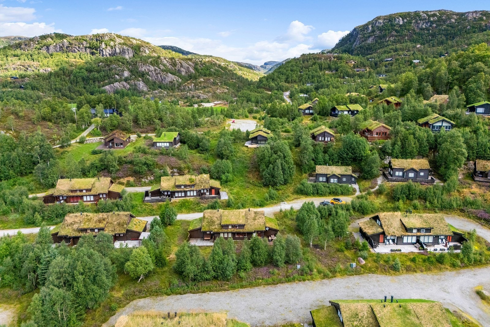 Hyttefeltet består av tradisjonelle hytter med torvtak som harmonerer med naturen. Galleribilde