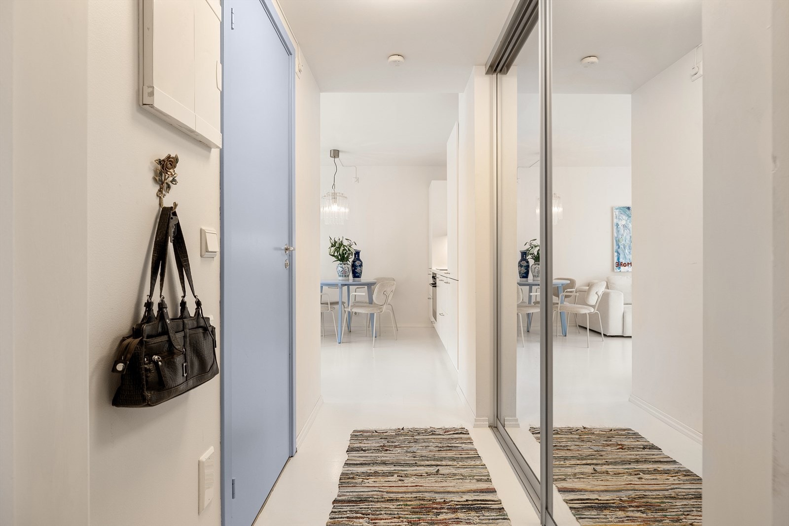 Leiligheten har en lys og innbydende entré med en stor, integrert skyvedørsgarderobe som gir gode oppbevaringsmuligheter. Galleribilde