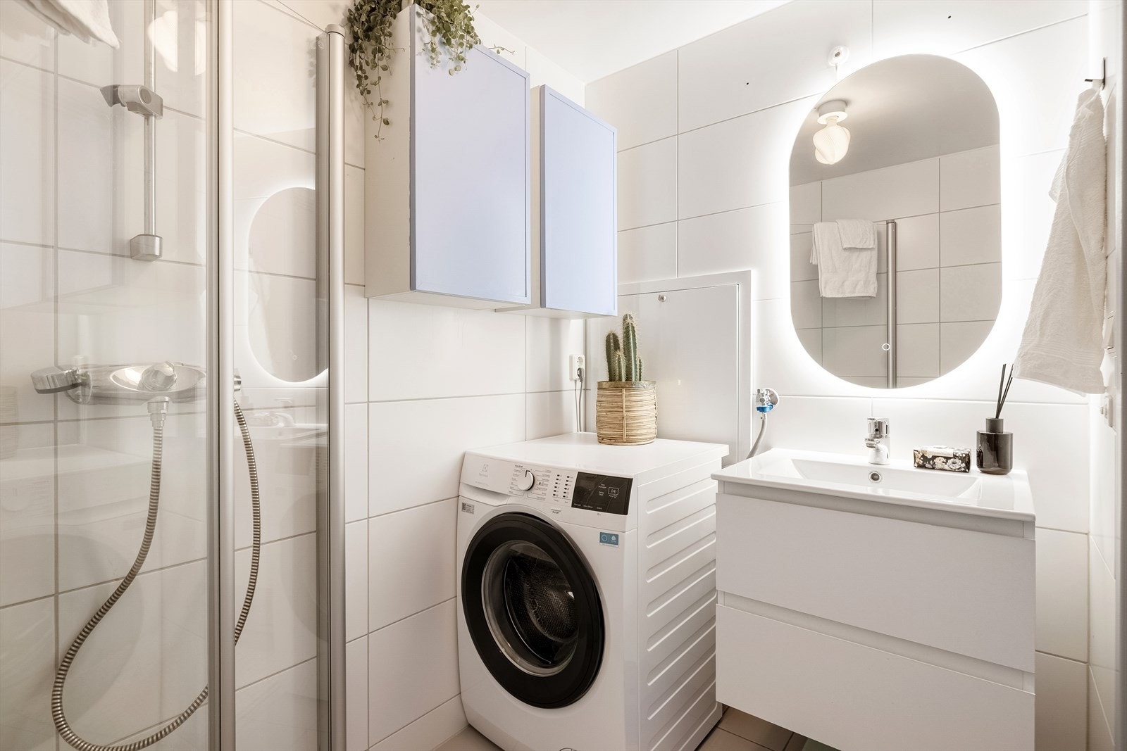 Stilrent baderom med flislagte overflater. Galleribilde