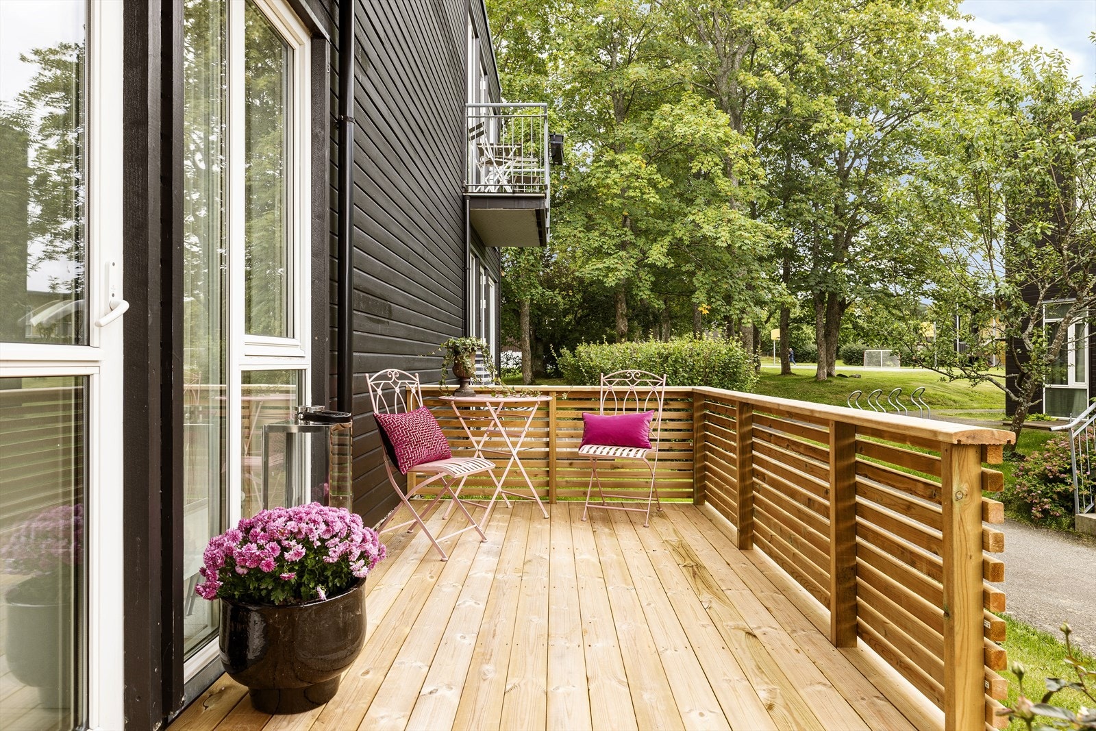 Her er det plass til utemøbler, og den hyggelige uteplassen ligger godt til rette for å nyte lange sommerkvelder. Galleribilde
