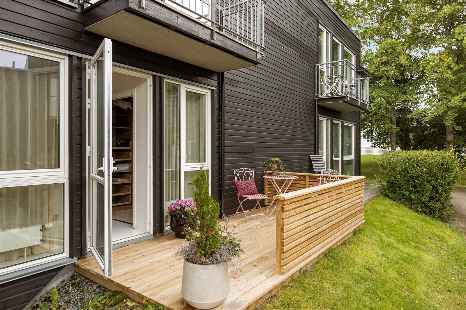 Fra stuen har du utgang til en flott sørvestvendt terrasse på ca. 8 kvm. Terrassen ble bygd i 2026. Gode solforhold fra formiddag til kveld. Galleribilde