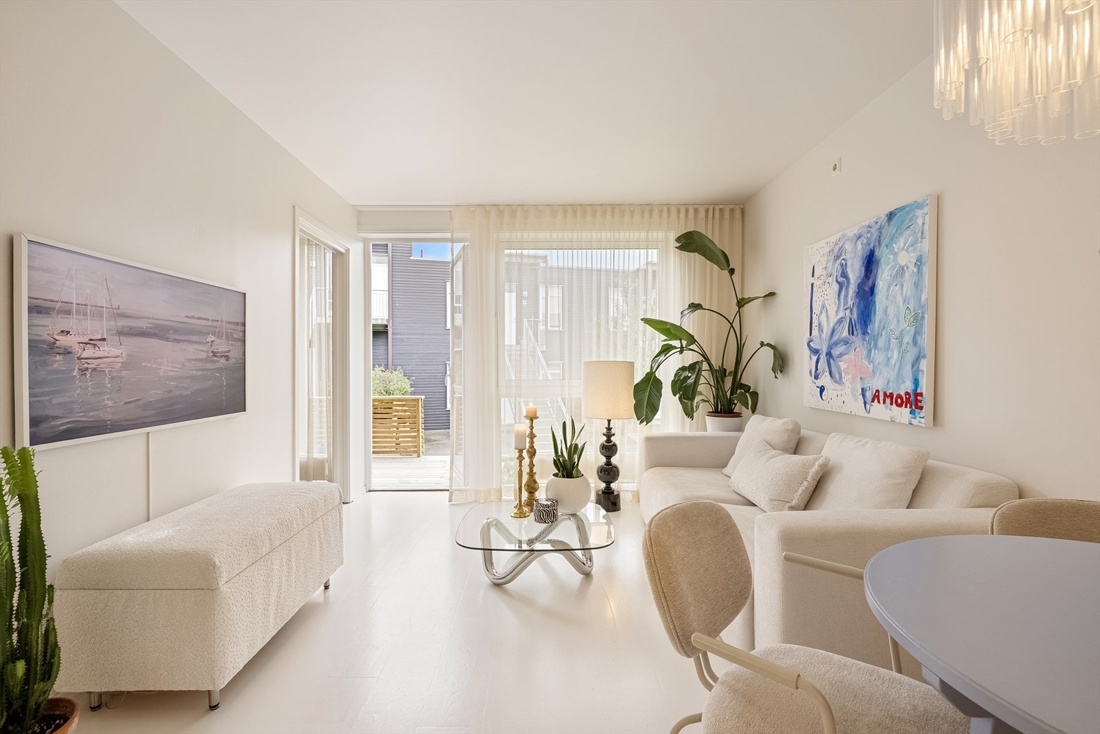 Leiligheten har god takhøyde, store vindusflater fra tak til gulv og en vestvendt terrasse. Galleribilde