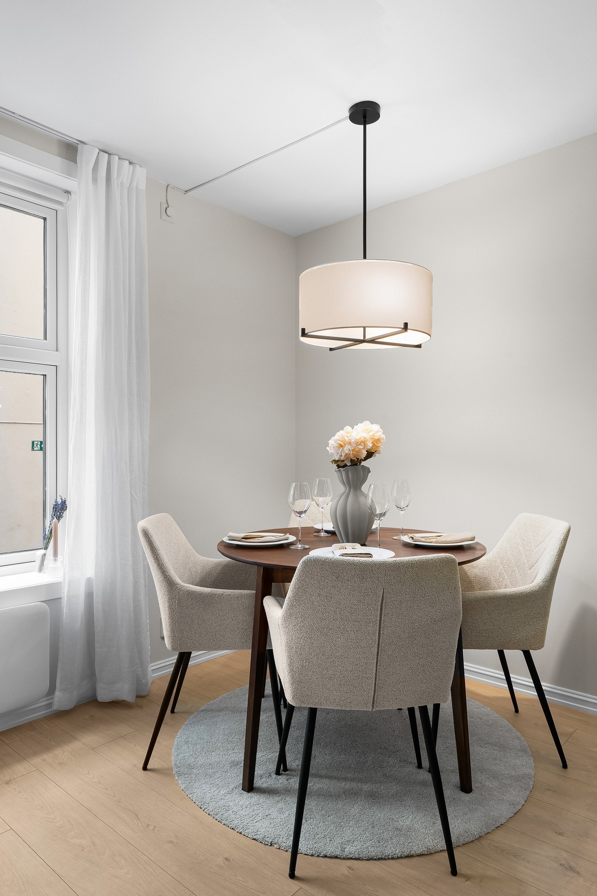 På kjøkkenet passer det ypperlig å innrede med et spisebord. Galleribilde