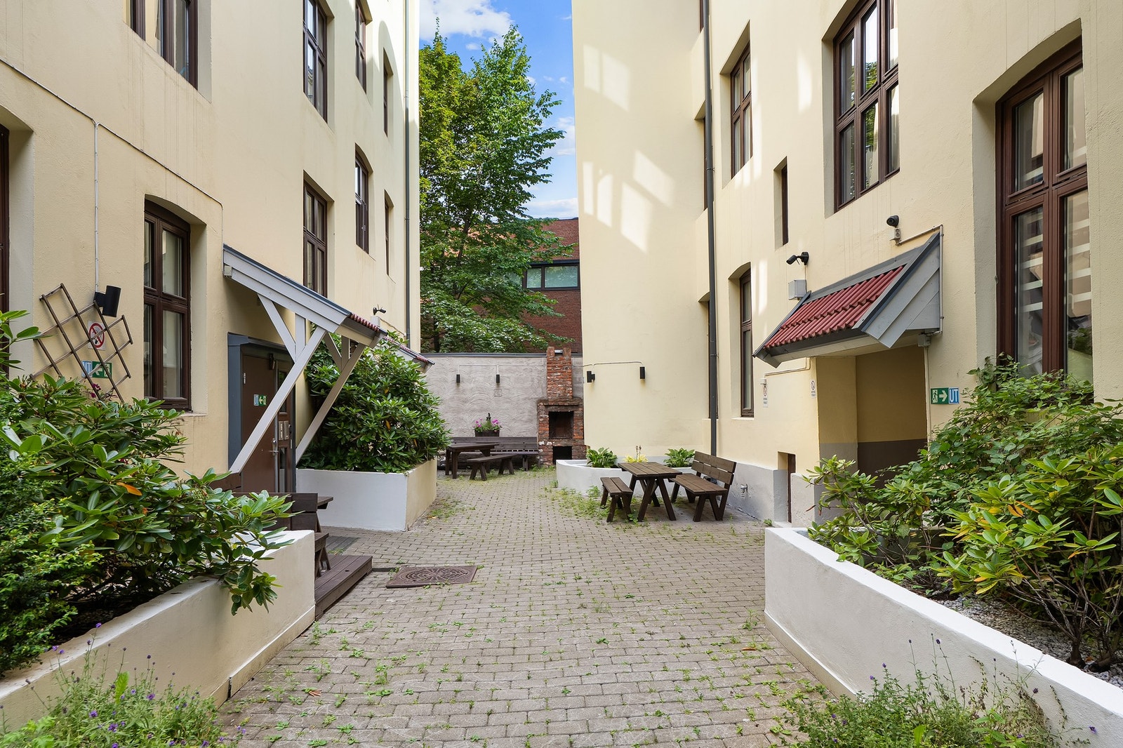 Leiligheten har adkomst via et pent opparbeidet avlåst, innvendig gårdsrom. Beliggenheten i indre gård er stille og rolig. Galleribilde