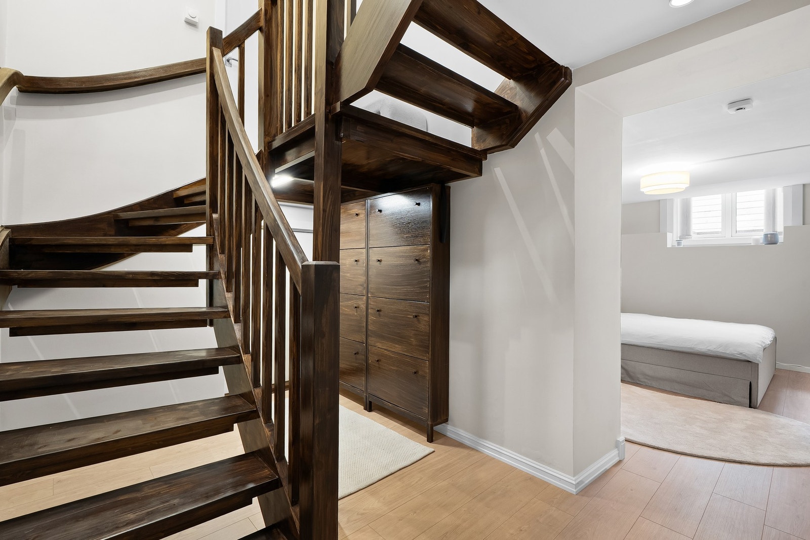 Lagringsplass for sko i store skoskap, samt lagringsplass under trappen. Galleribilde