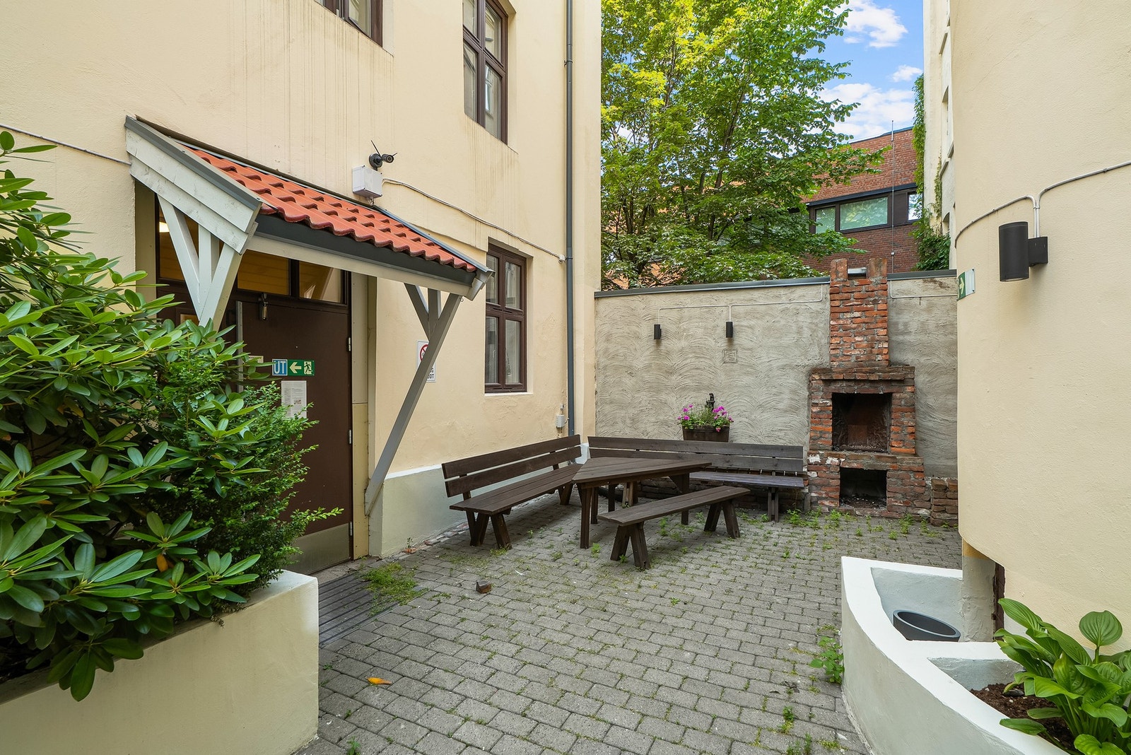 Borettslaget har flere felles sittegrupper i innvendig gårdsrom. Galleribilde