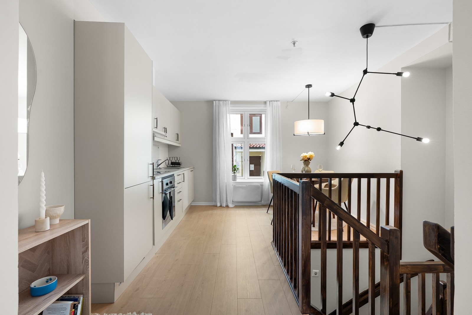 Særegen og stilren bolig med en supersentral beliggenhet. Ved å innfri andel fellesgjeld med IN-ordning vil månedlige felleskostnader kunne reduseres til ca. kr. 5744,- pr. mnd. Galleribilde