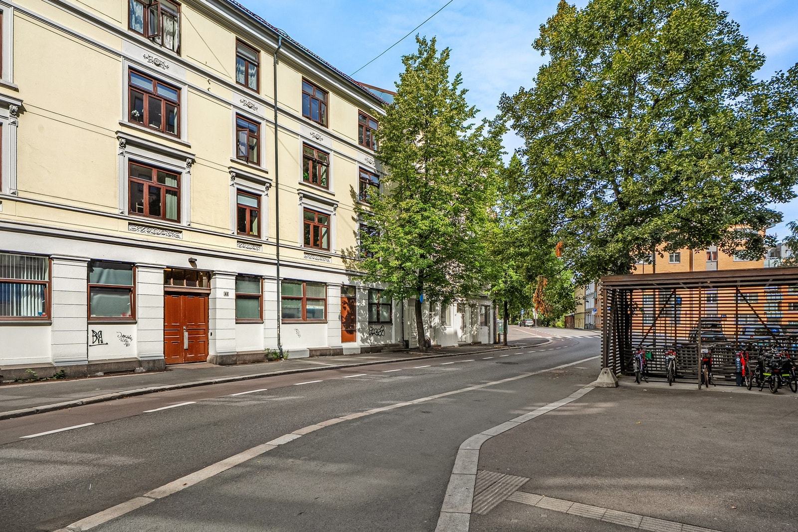 Her bor du svært sentralt i en klassisk bygård fra 1922, som ble renovert i 2006. Galleribilde