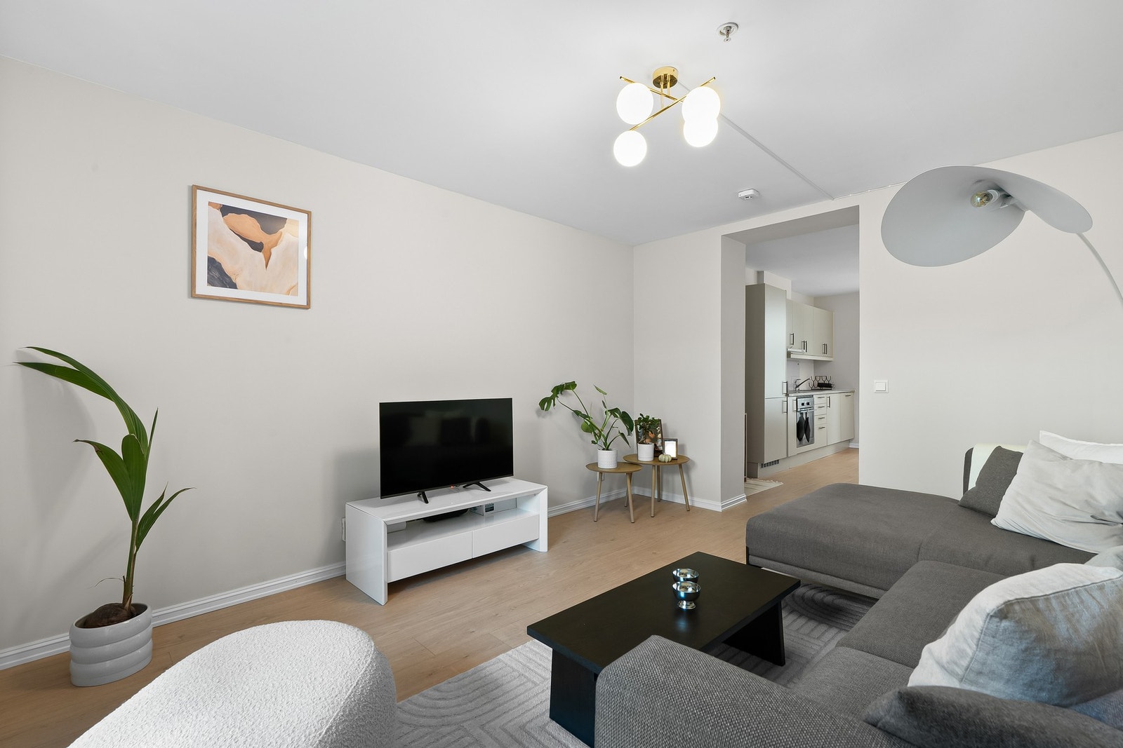 Første etasje har en åpen løsning mellom stue og kjøkken, og en lys stue med plass til å innrede med sofa, tv-løsning og tilhørende møblement. Galleribilde