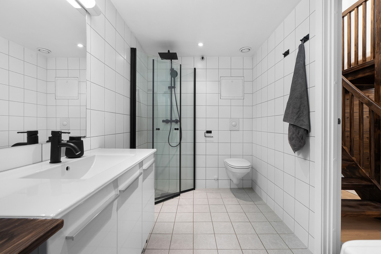 Badet er oppgradert i 2026 med nytt blandebatteri dusj og nye dusjdører, montert av Rørservice AS. Badet har videre mekanisk avtrekk. Galleribilde