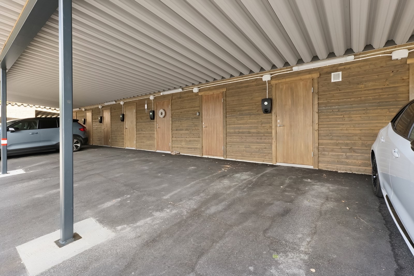 Egen carport med med bod og el-billader Galleribilde