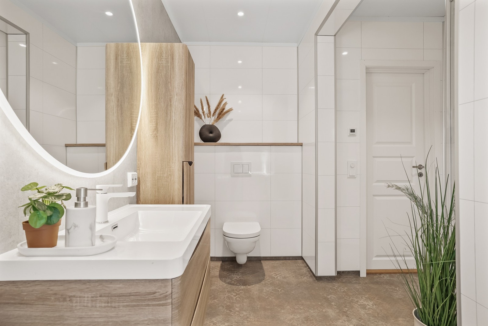 Badet har en tidsriktig stil med moderne farge- og materialvalg. Galleribilde