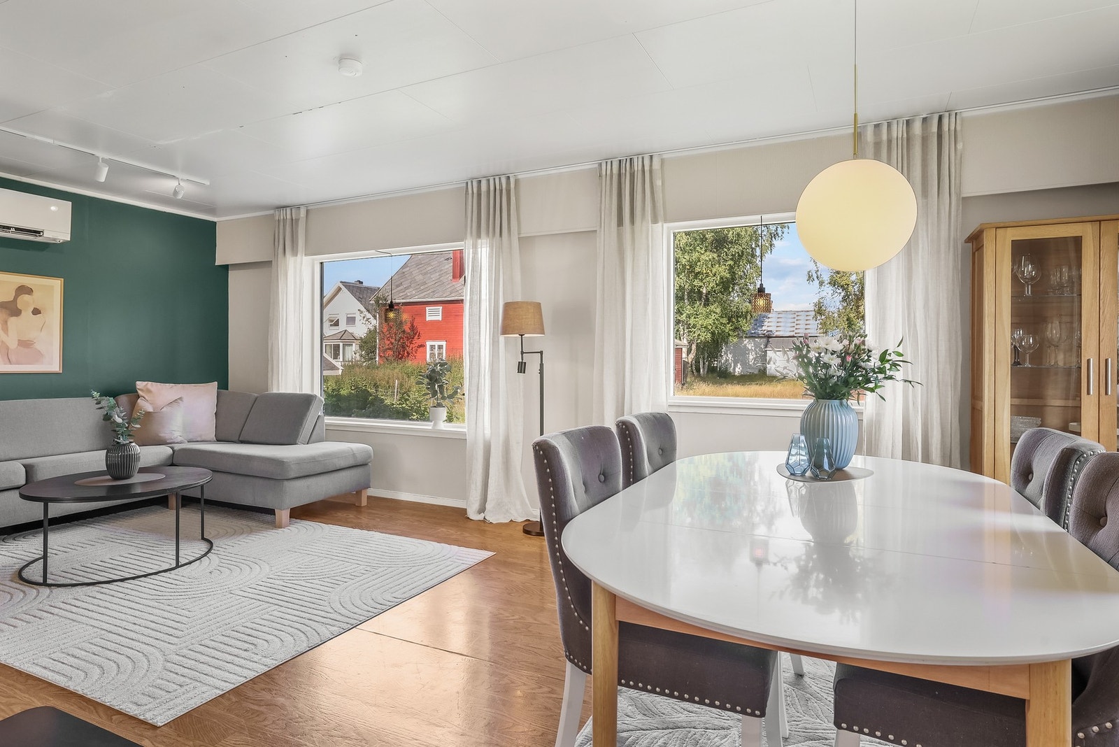 Stuen har god plass til både spisebord og sofagruppe. Galleribilde