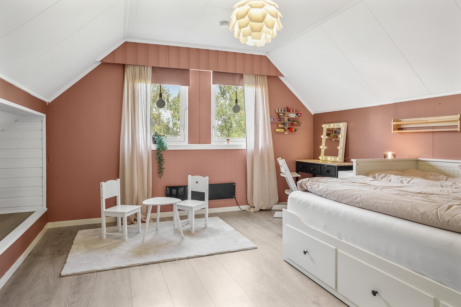 Romslig soverom i loftsetasjen med plass til både seng og sittegruppe. Galleribilde