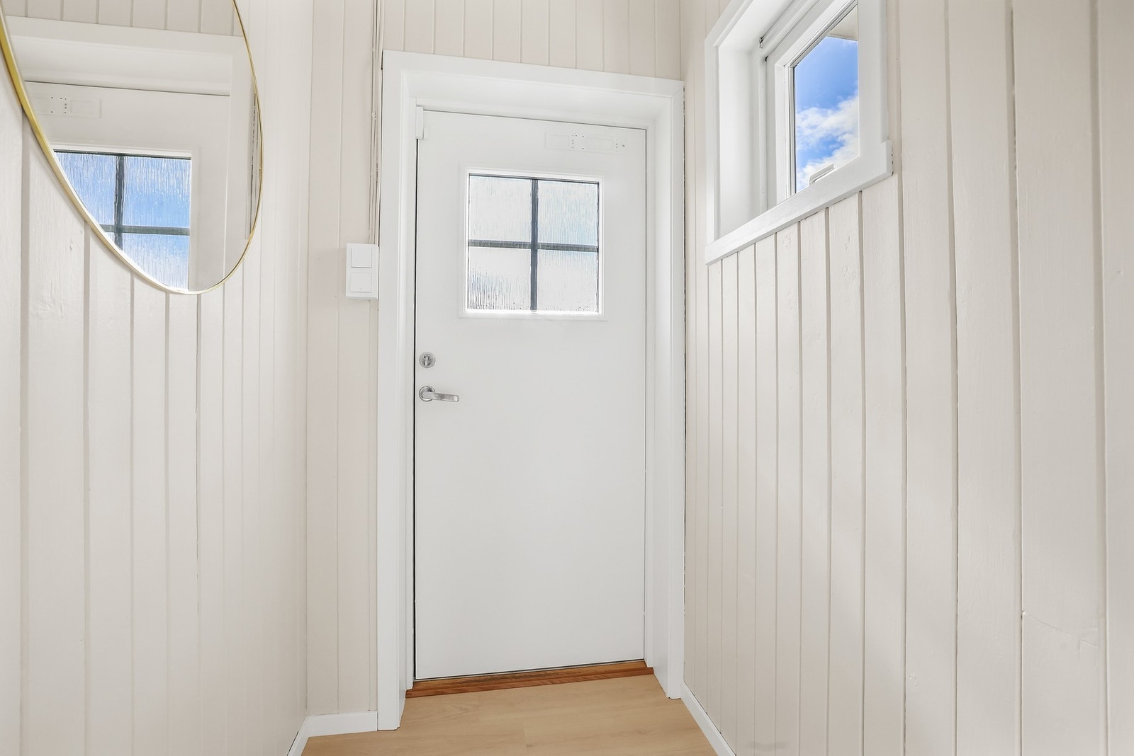 Boligen har en innbydende entré og gang som ønsker deg velkommen inn. Galleribilde