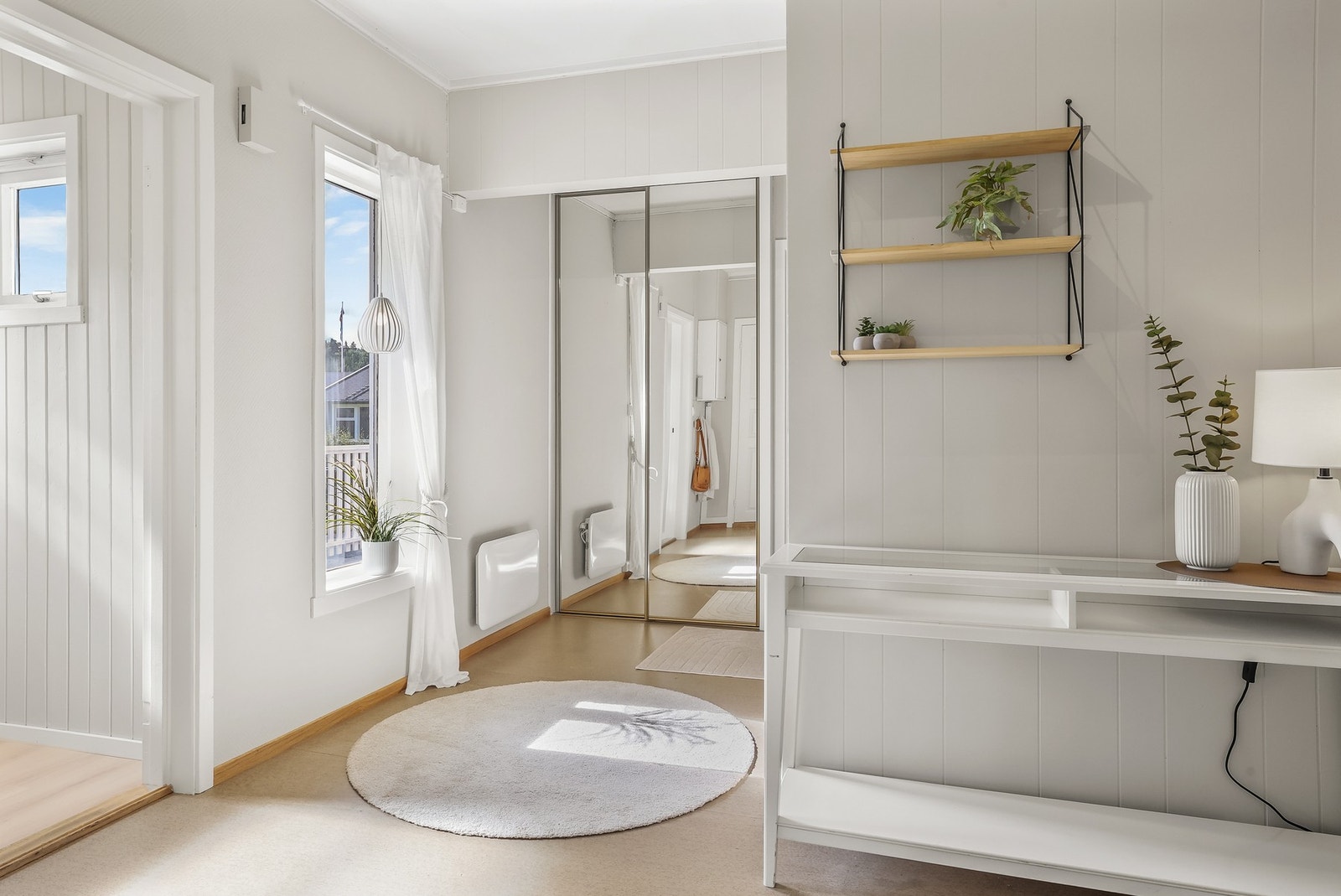 Praktisk garderobeløsning med skyvedører i gangen. Galleribilde