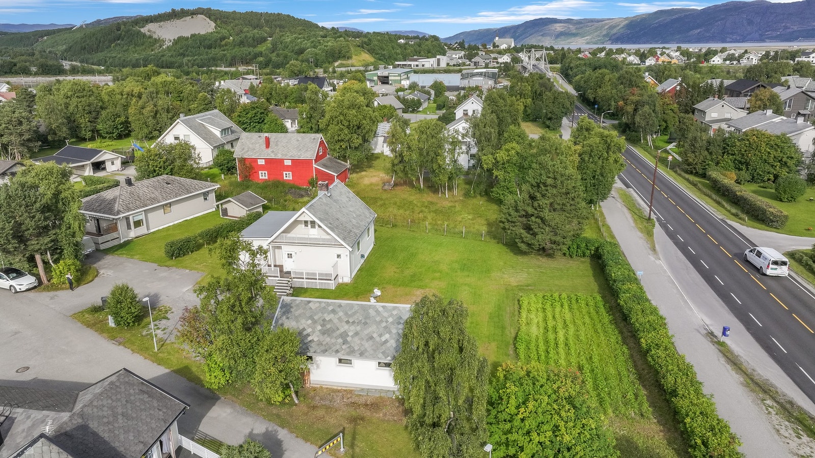 Området består hovedsakelig av småhusbebyggelse og er kjent for sitt rolige og barnevennlige miljø. Galleribilde