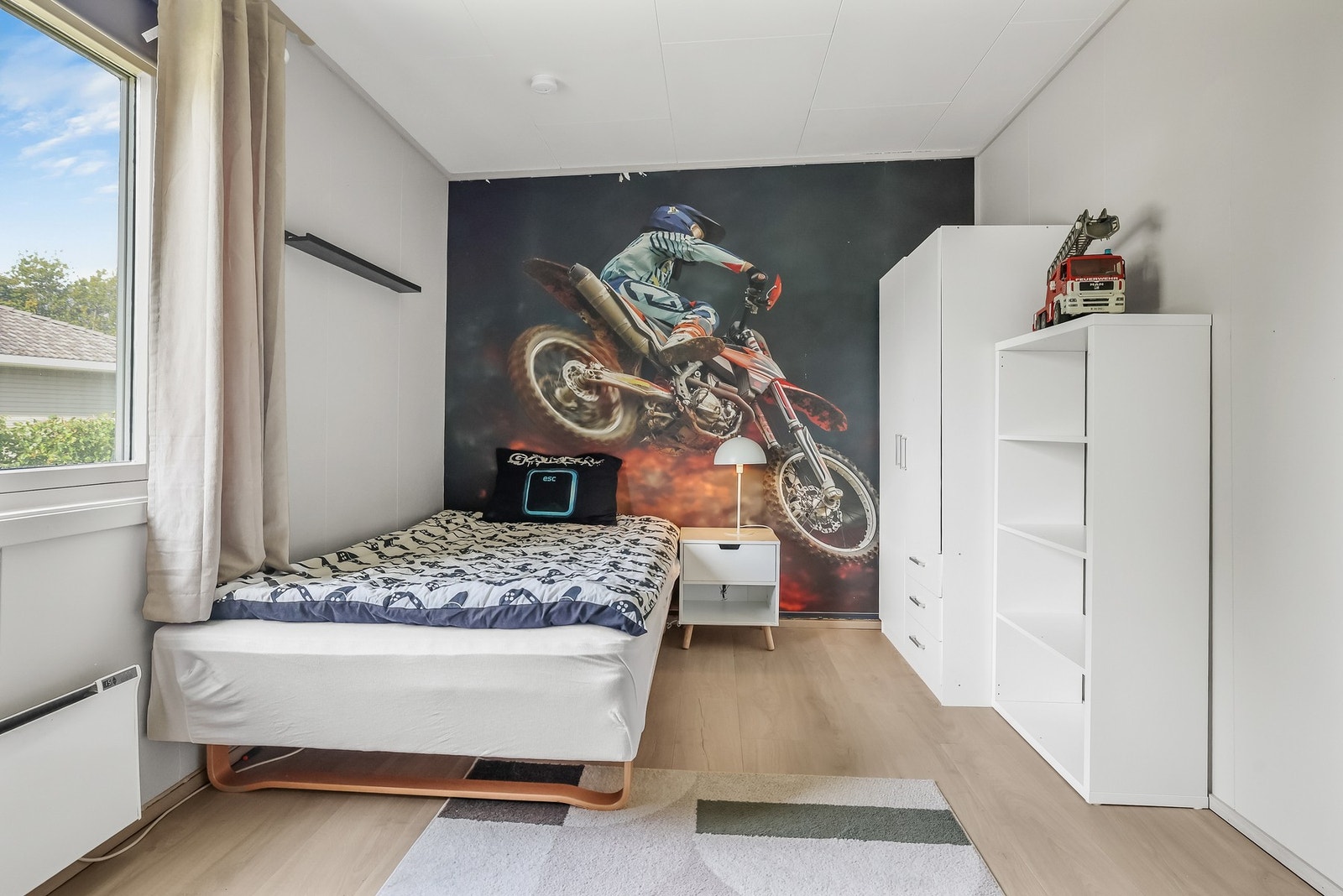 Det andre soverommet i 1. etasje fungerer ypperlig som et barnerom eller gjesterom. Galleribilde