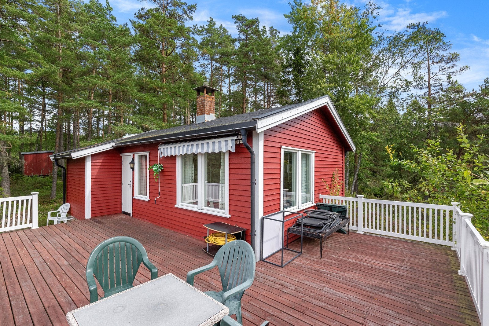 Verandaen på 41 m2 har rekkverk i PVC og glass. Galleribilde