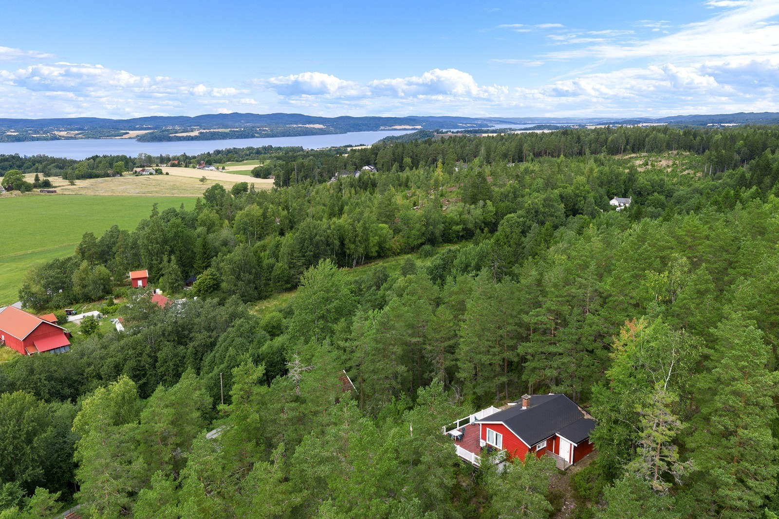 Hytta ligger på en naturtomt med utsikt mot Øyeren og omgivelsene. Galleribilde
