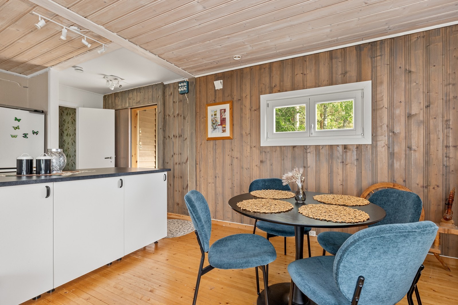 Gulv med lakkerte gulvbord skaper en praktisk og slitesterk overflate. Galleribilde