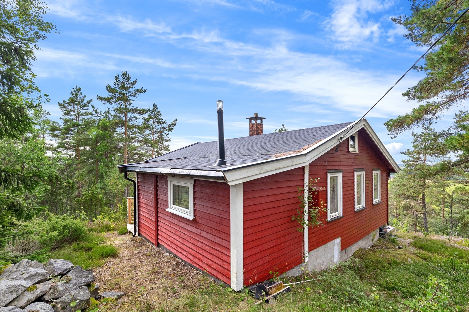 Bindingsverksvegger er utvendig kledd med liggende panel. Galleribilde