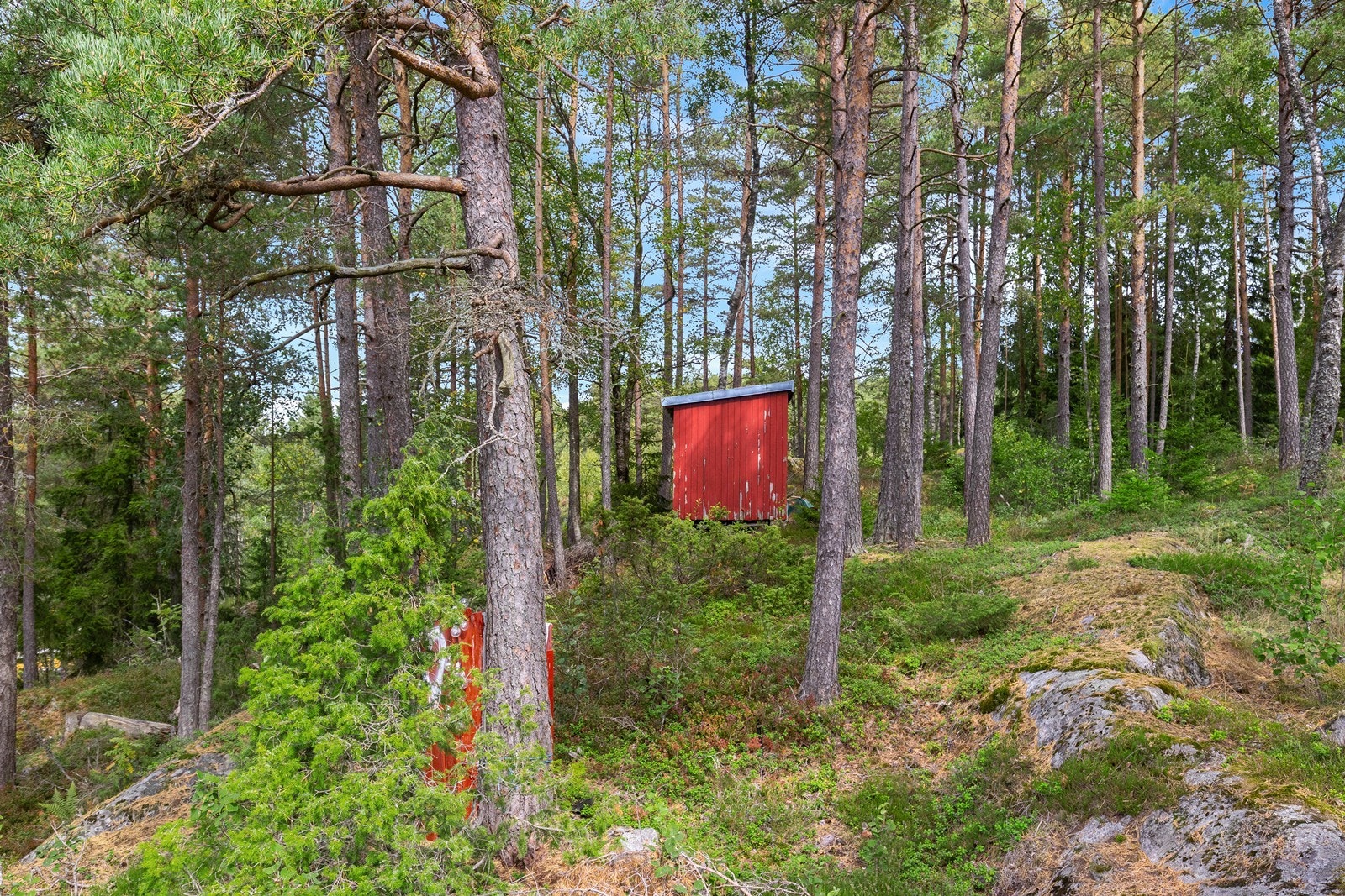 Det finnes et uthus på eiendommen, men det er i dårlig stand og har begrenset bruksverdi. Galleribilde