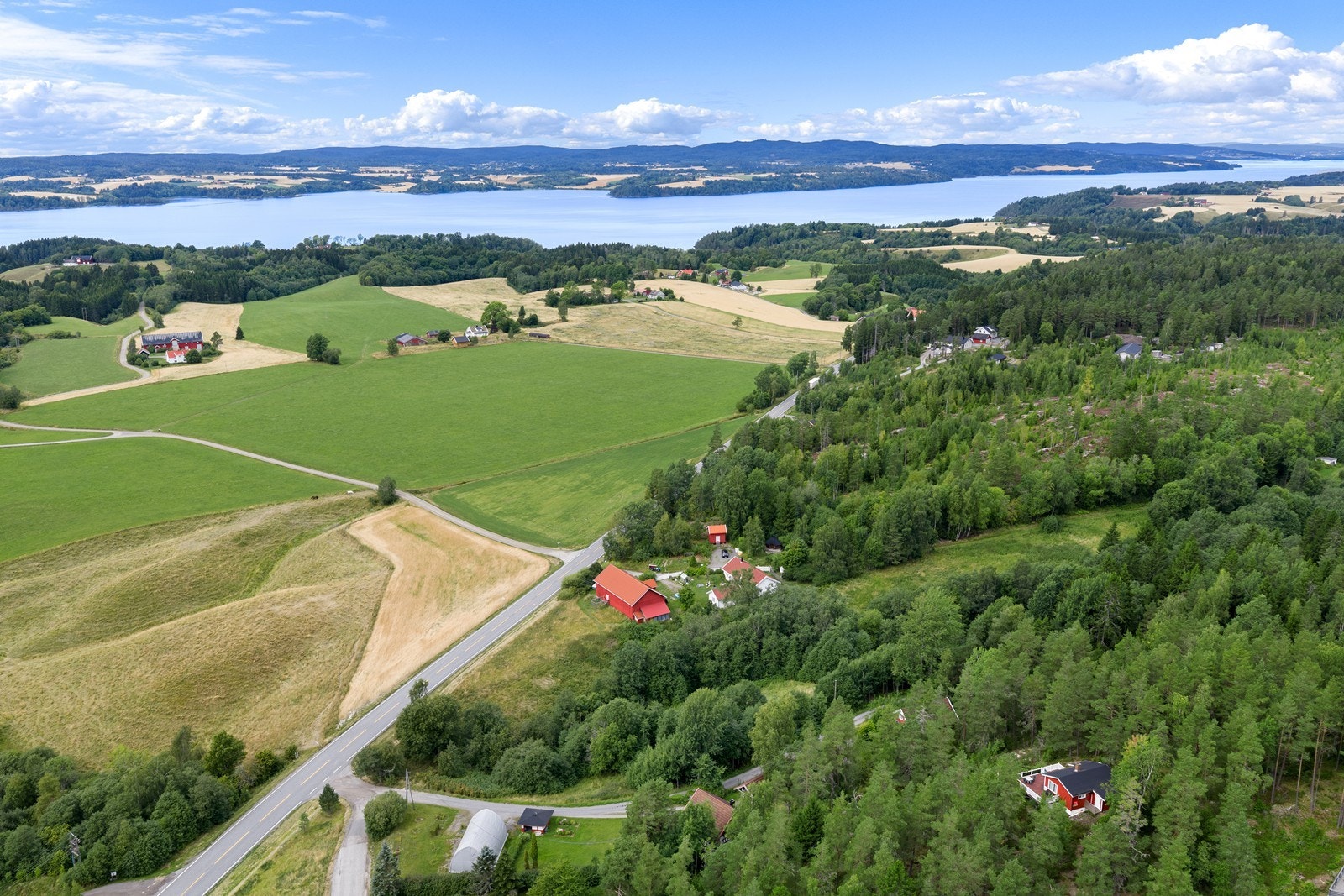 Eiendommen har privat adkomstvei og ligger usjenert til med nærhet til turterreng. Galleribilde