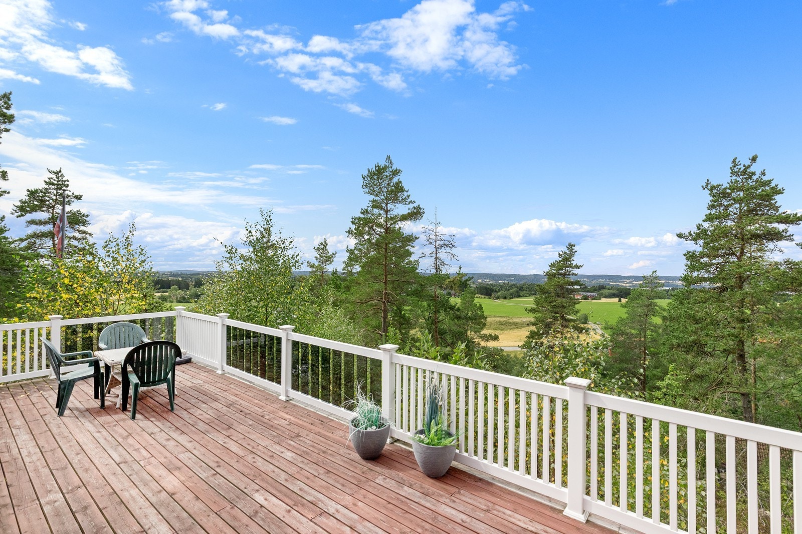 Fra terrassen kan man nyte en flott utsikt mot landskapet og grøntområdene rundt. Galleribilde