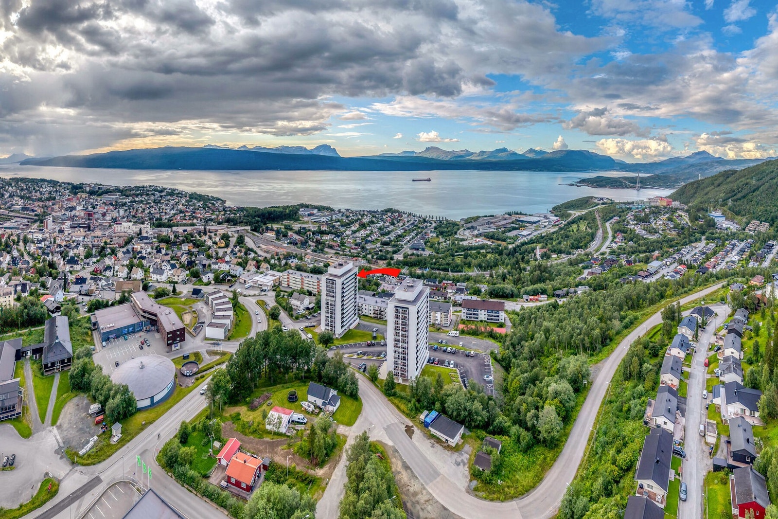 Vidstrakt utsikt over Narvik, fjorden og fjellene. Galleribilde