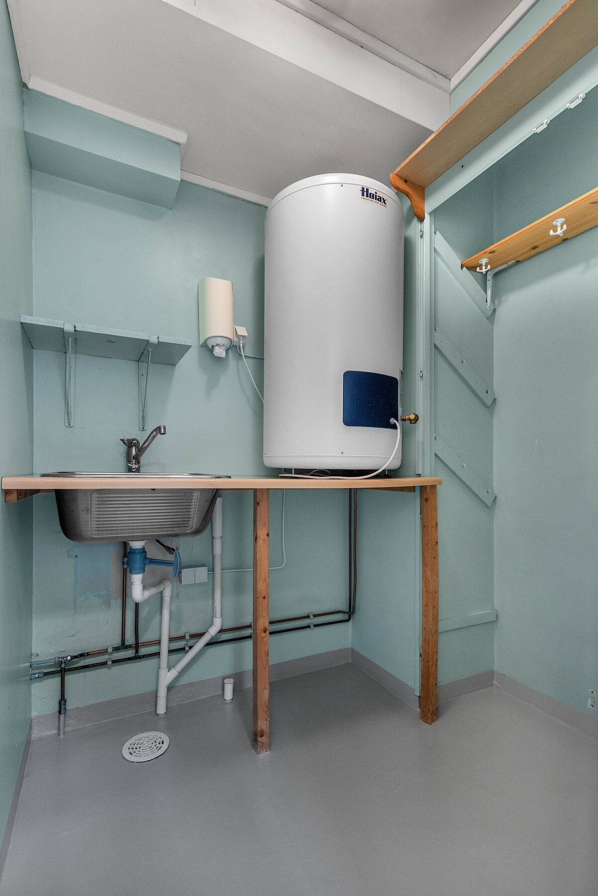 Separat vaskerom med opplegg for vaskemaskin og en 200-liters varmtvannsbereder. Galleribilde