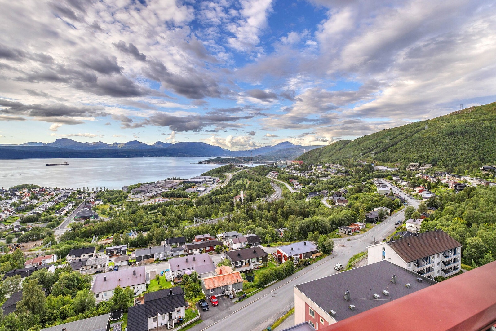 Leiligheten har en innglasset balkong, etablert i 2016, som forlenger sesongen. Galleribilde