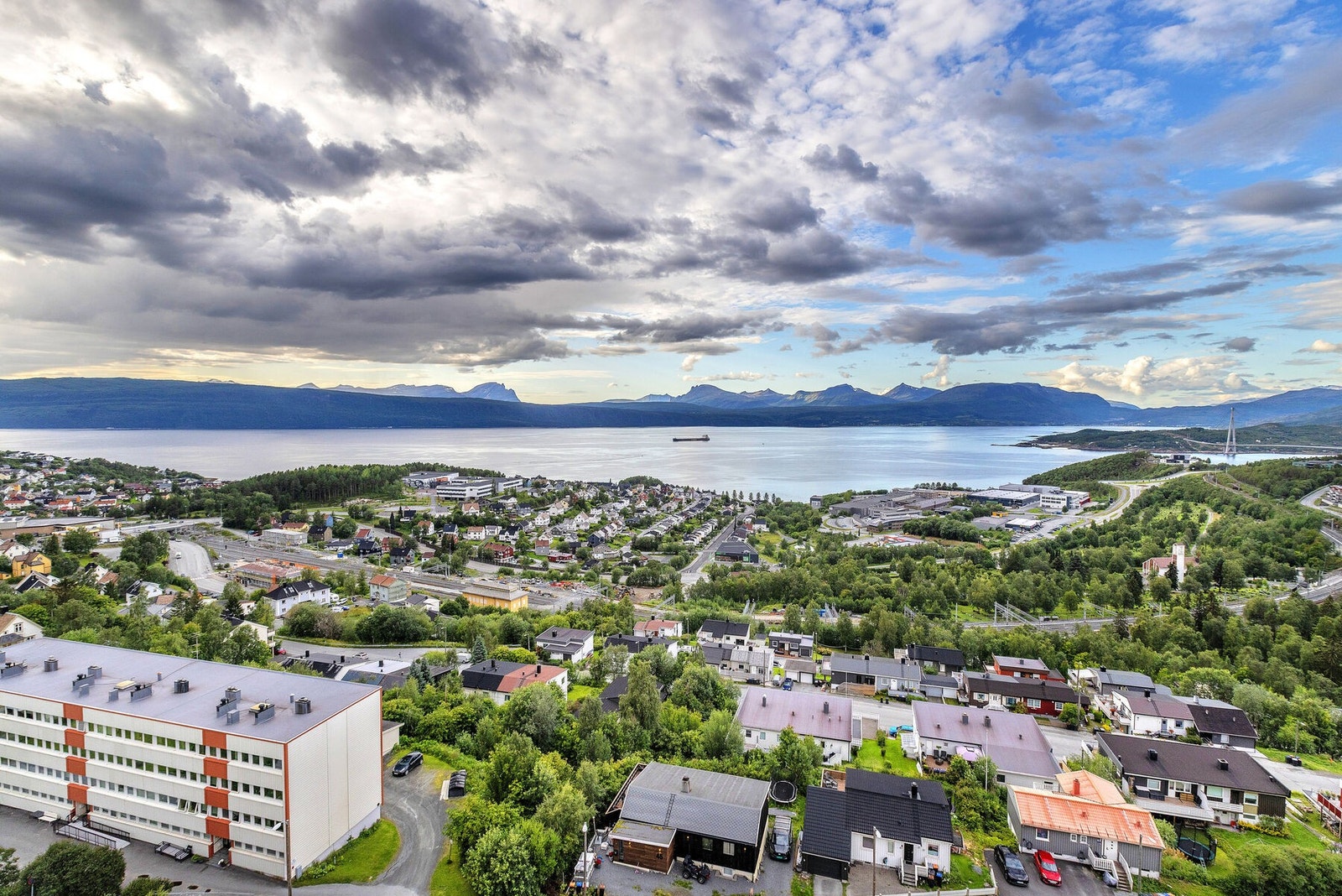 Panoramautsikt over Ofotfjorden og fjellene rundt. Galleribilde