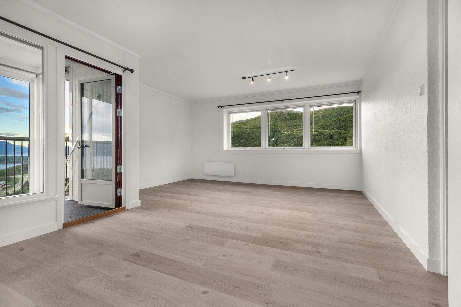 Store vindusflater med 3-lags glass fra 2016 slipper inn rikelig med dagslys. Galleribilde