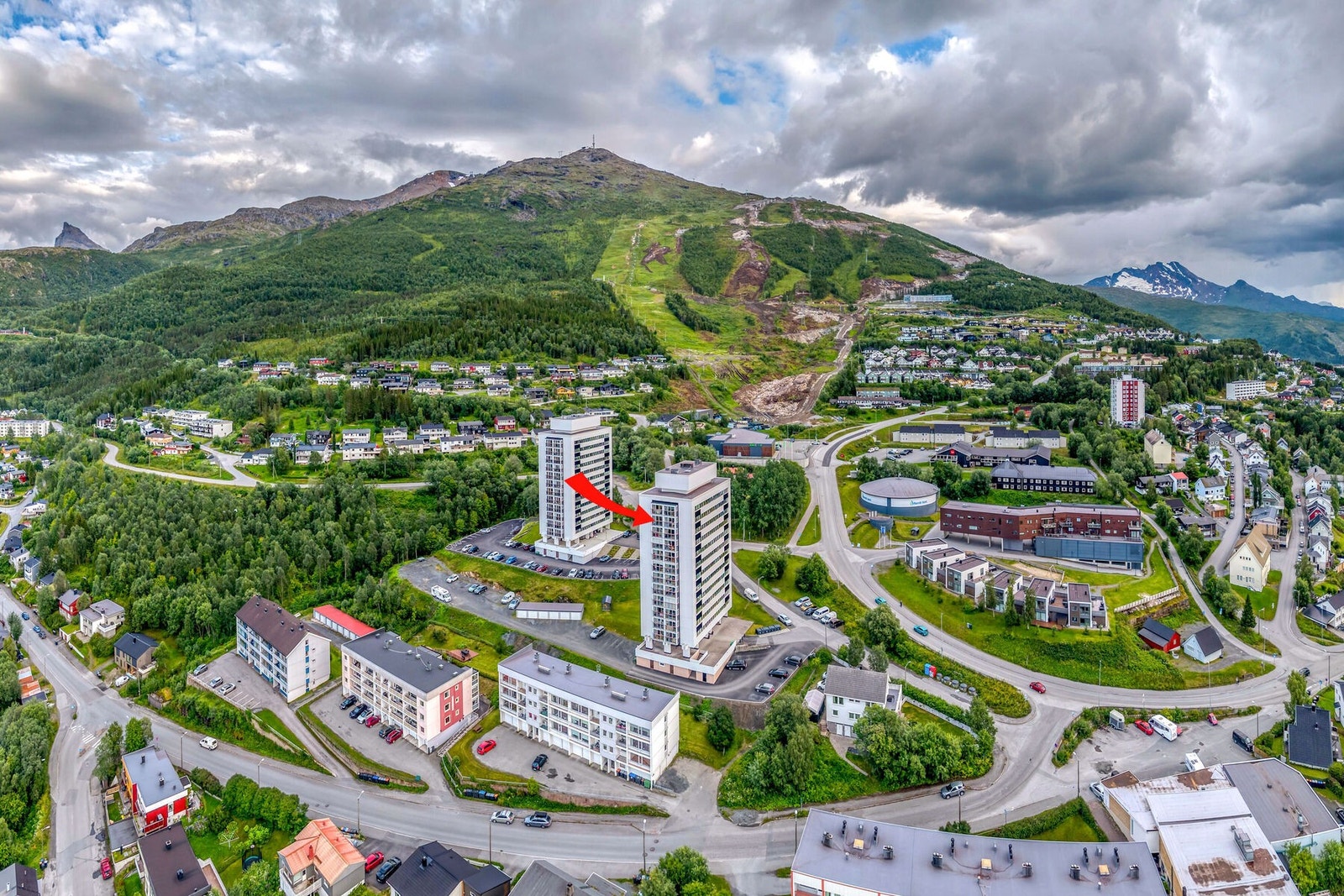 Bygget ligger ved foten av Narvikfjellet, med umiddelbar nærhet til turterreng. Galleribilde