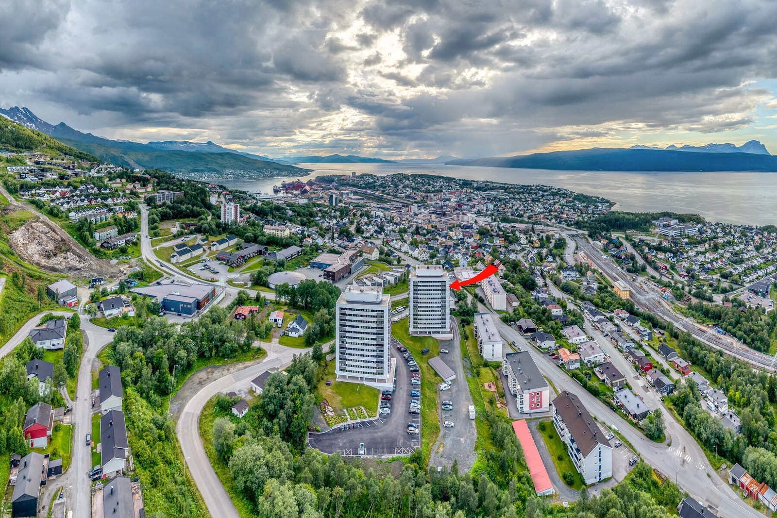 Oversiktsbilde som viser eiendommens beliggenhet i forhold til sentrum og fjorden. Galleribilde
