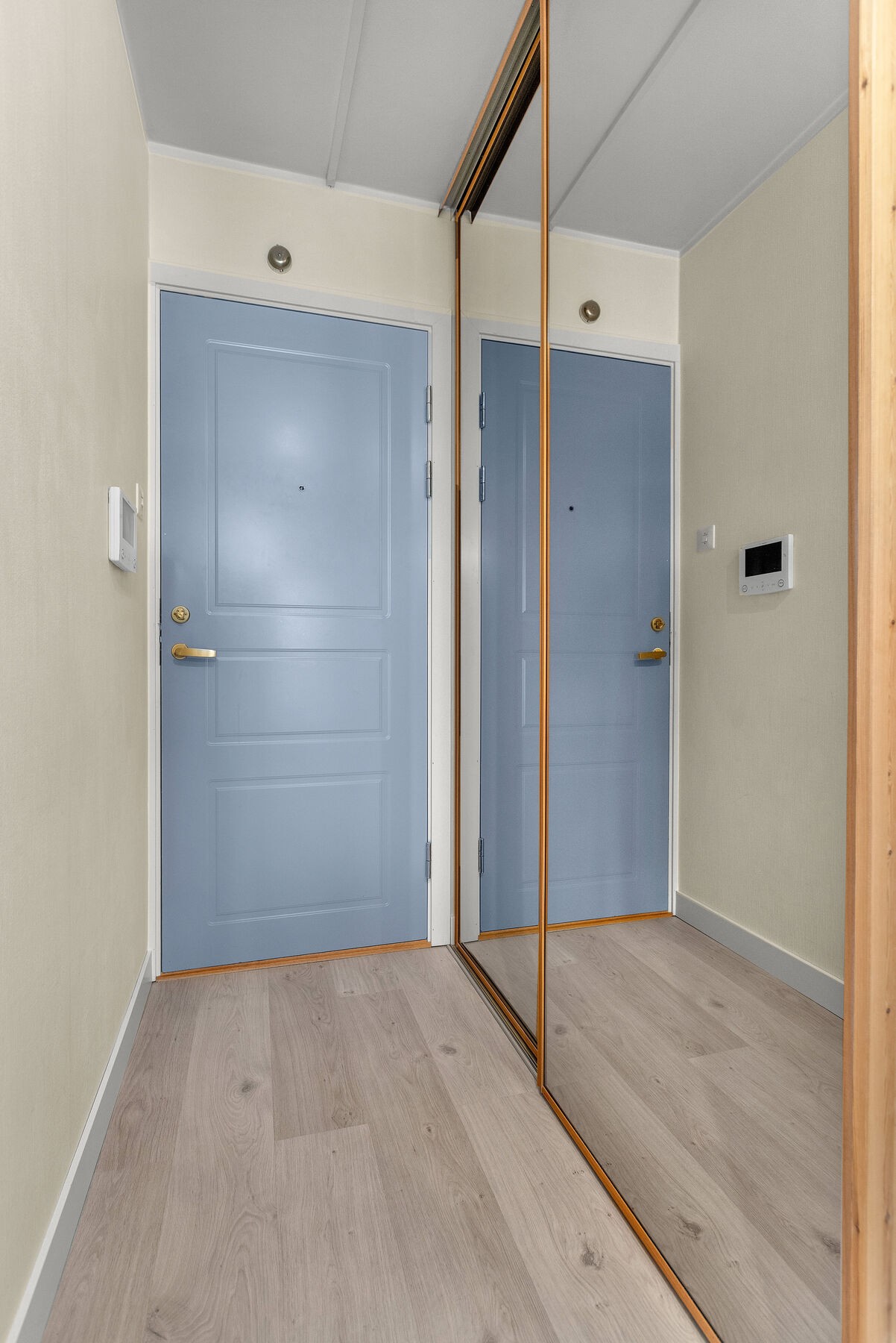 Entré med plass til yttertøy i skyvedørsgarderobe med speilfronter. Galleribilde