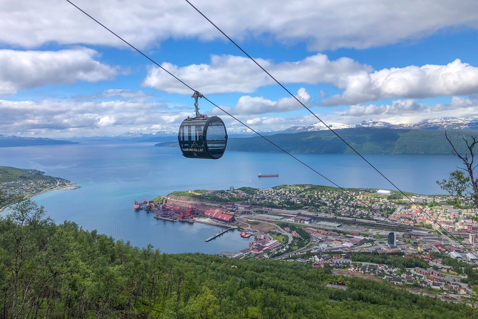 Gondolbanen tar deg enkelt opp i Narvikfjellet for ski- og turopplevelser. Galleribilde