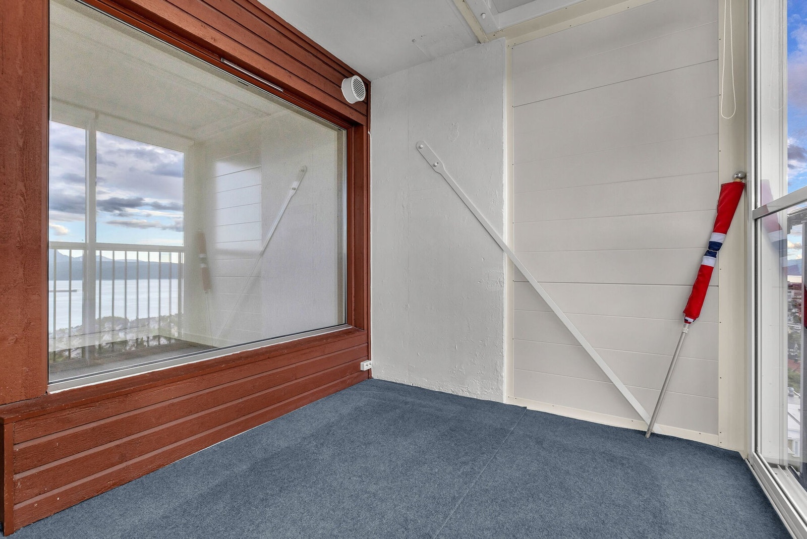 Balkongen har betongdekke og glassvegger med aluminiumsinnramming. Galleribilde