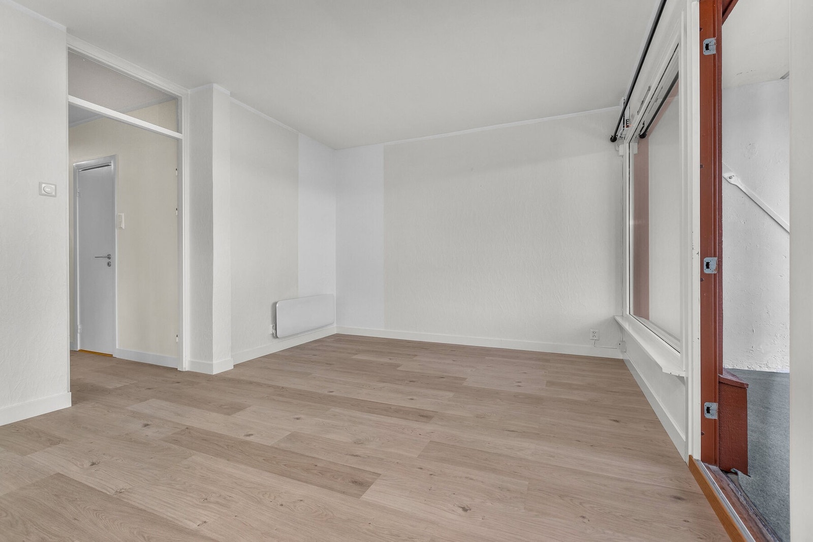 Fra stuen er det direkte utgang til den innglassede balkongen. Galleribilde
