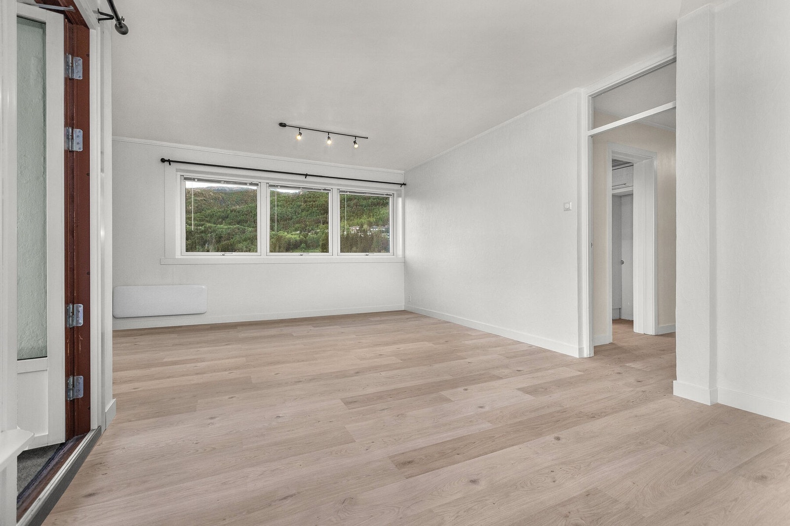 Stuen er romslig og lett å møblere med plass til både sofagruppe og spisebord. Galleribilde