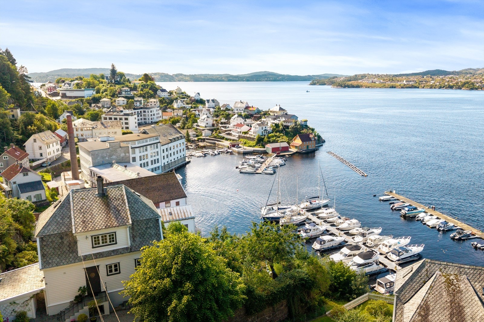 Dette er en unik enebolig med en nydelig beliggenhet på pynten mot Salhusfjorden. Galleribilde
