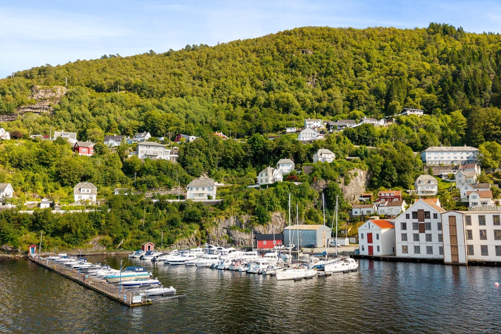 Dette er en plass hvor man virkelig kan kjenne på den gode følelsen av å være i sommerhytten, i sin egen bolig. Galleribilde